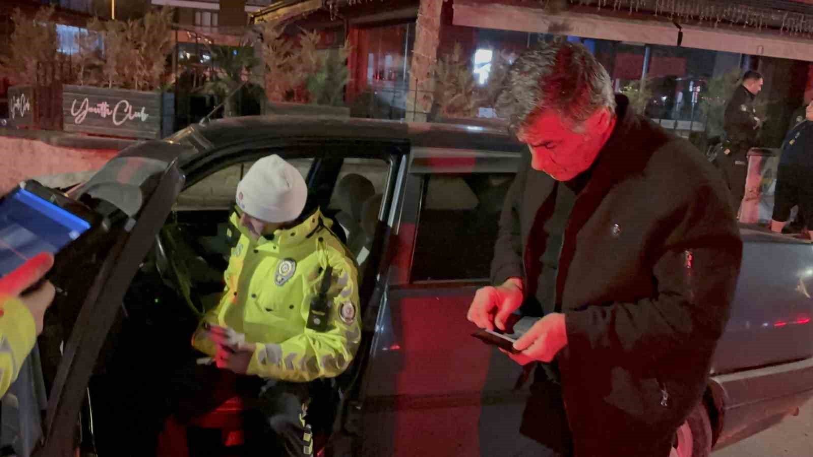 2.14 promil alkolle yakalandı: Gazeteciye el sallayıp yüzüne tükürdü
