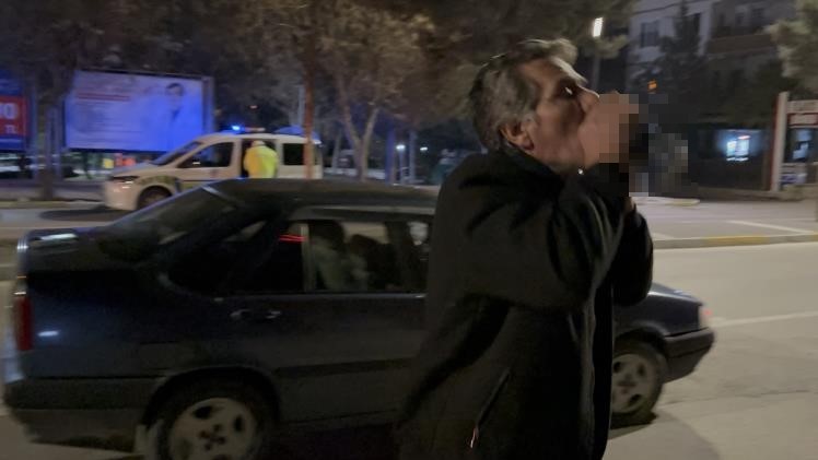2.14 promil alkolle yakalandı: Gazeteciye el sallayıp yüzüne tükürdü
