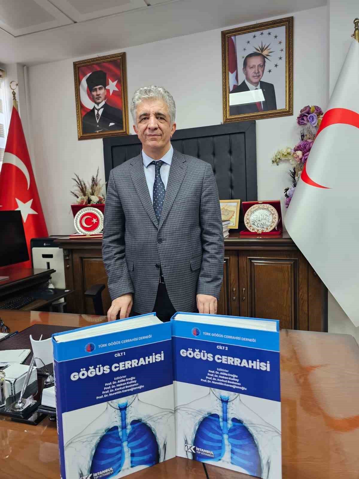 227 bilim insanının katkı sunduğu "Göğüs Cerrahisi" kitabı yayımlandı
