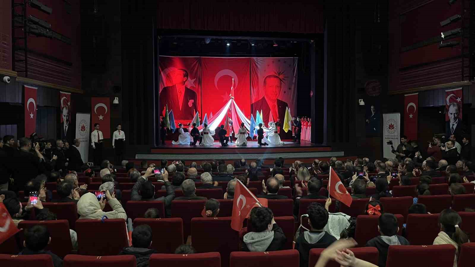 23 Nisan coşkusu salona sığmadı
