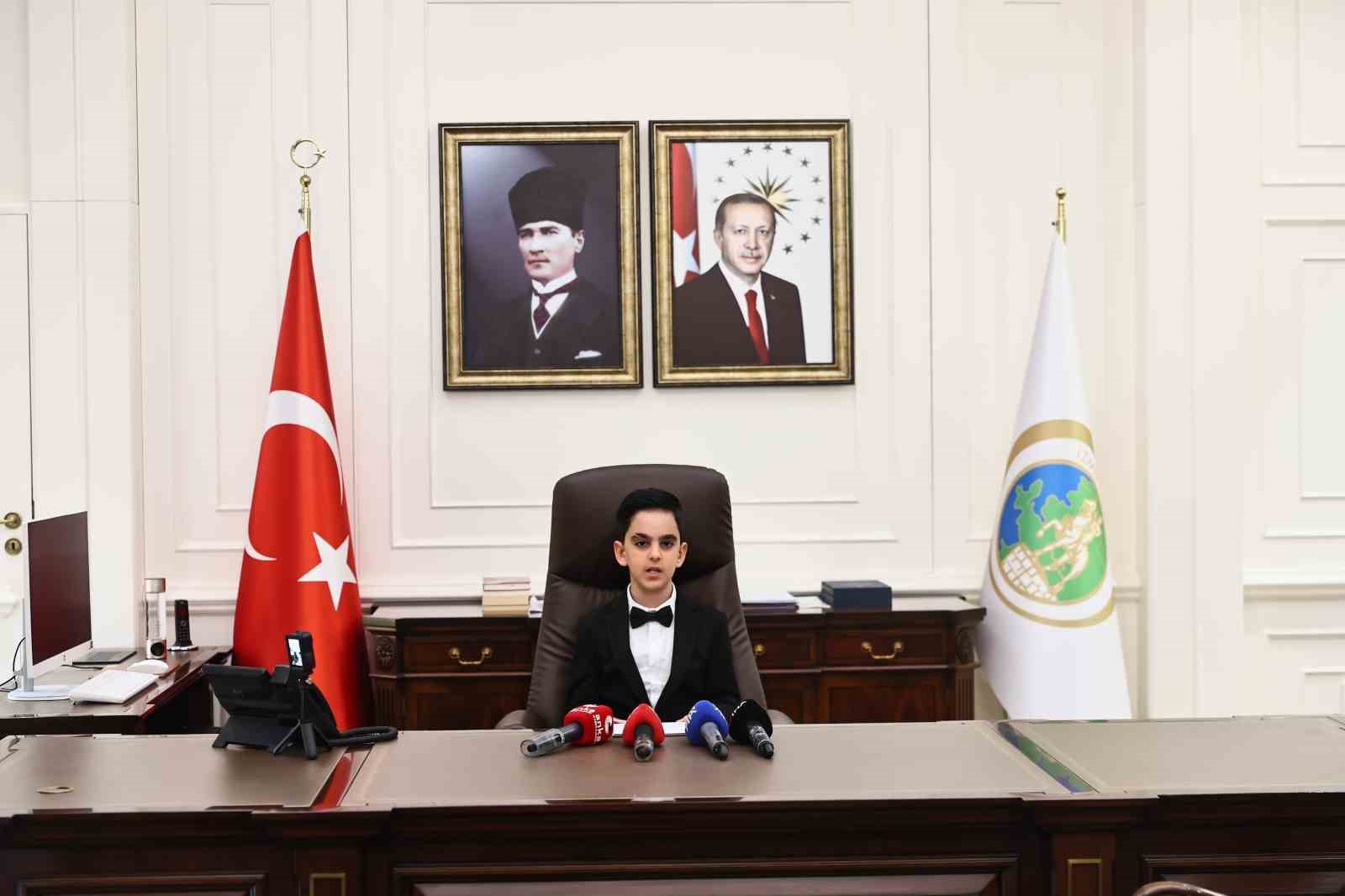 23 Nisan kutlamalarında İzmir Valiliği makamına ilkokul öğrencisi oturdu
