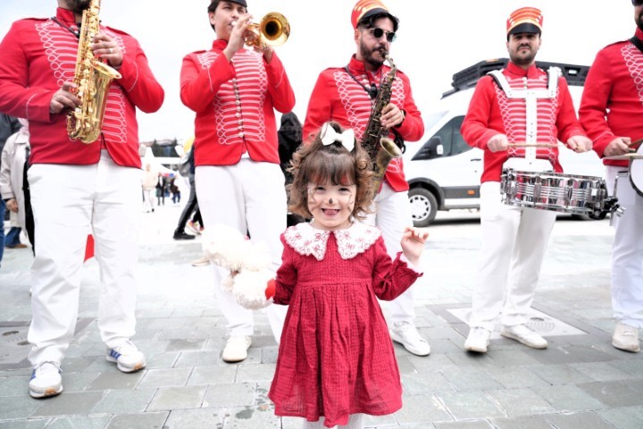 23 Nisan’da çocuklar kırmızı beyaz renklerle sahne aldı
