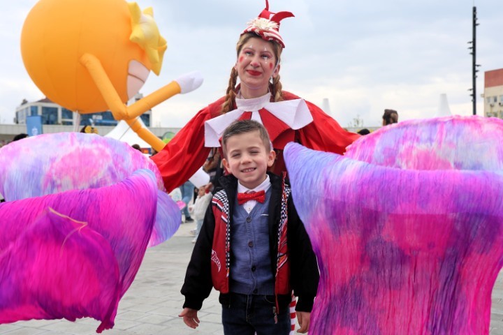 23 Nisan’da çocuklar kırmızı beyaz renklerle sahne aldı
