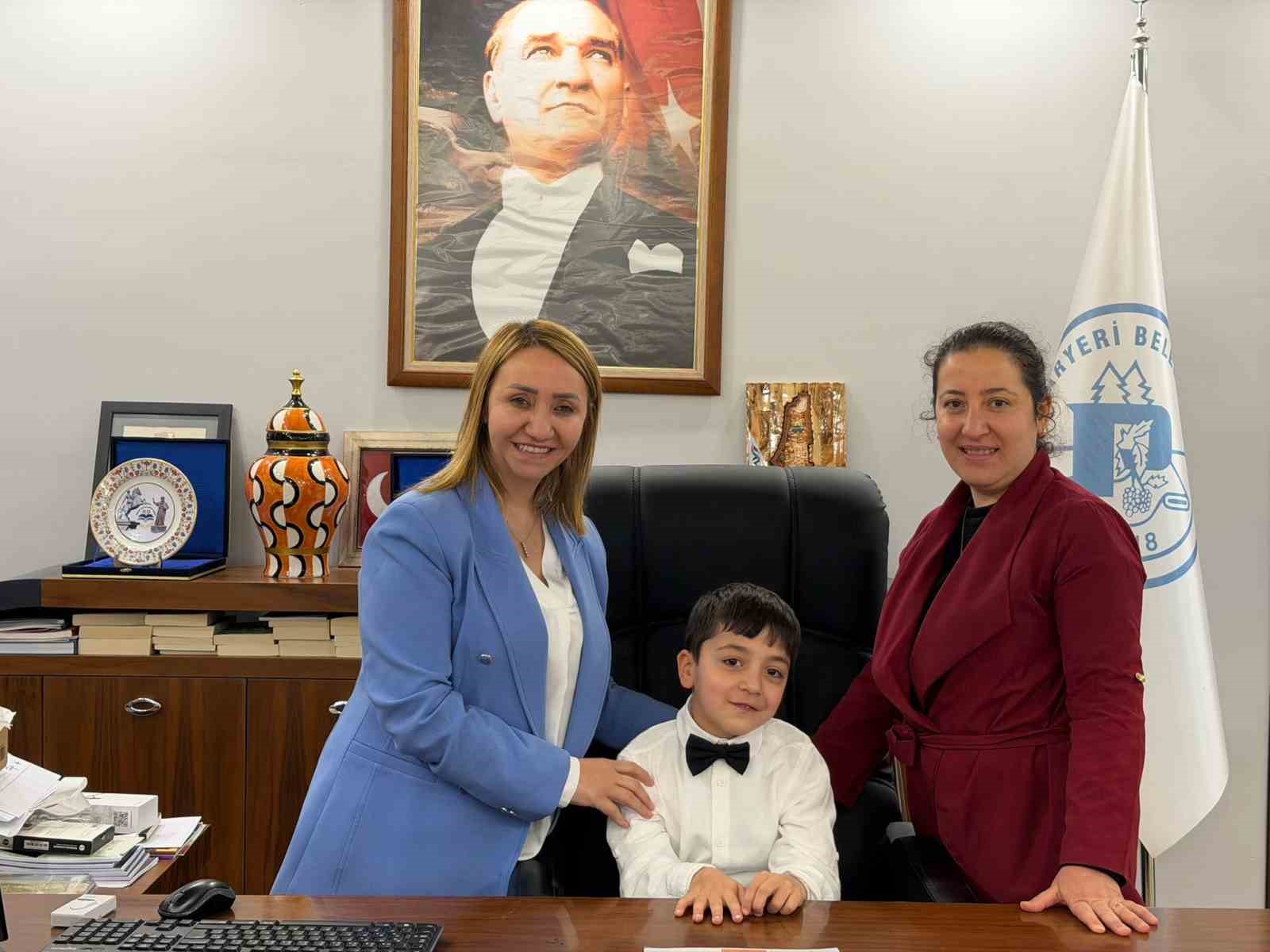 23 Nisan’da makam çocuklara devredildi
