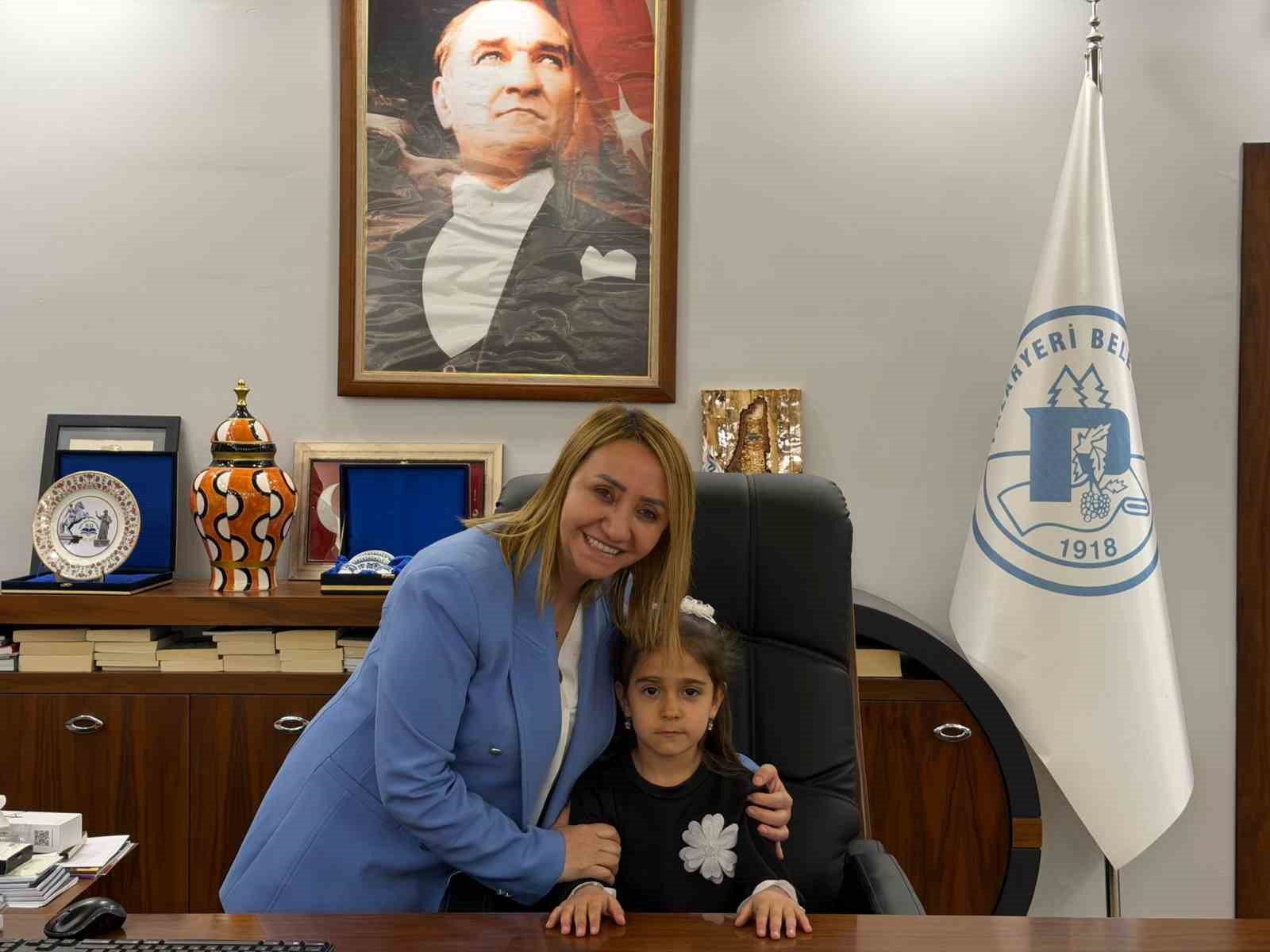 23 Nisan’da makam çocuklara devredildi
