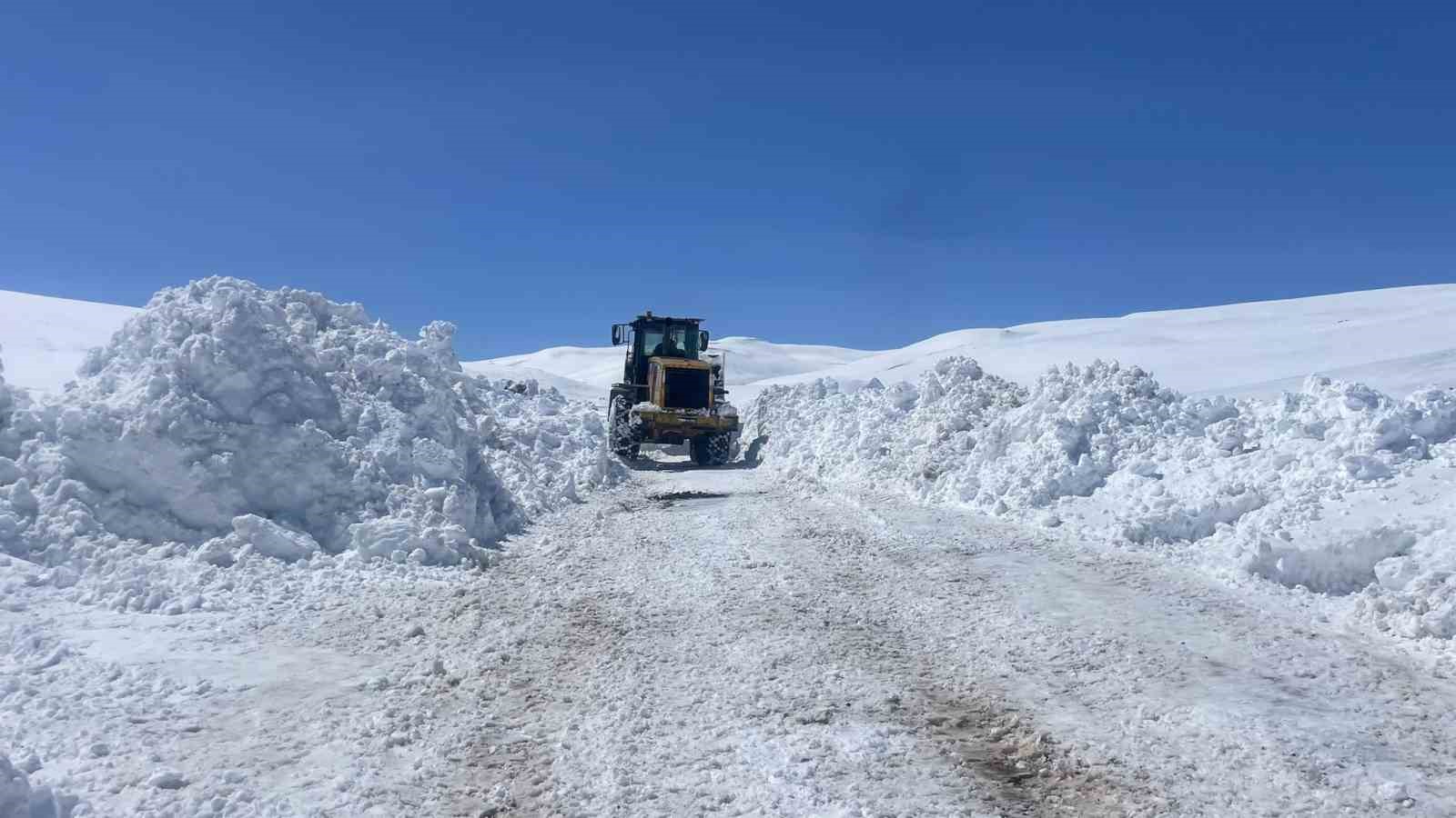 2443 rakımda kar mesaisi
