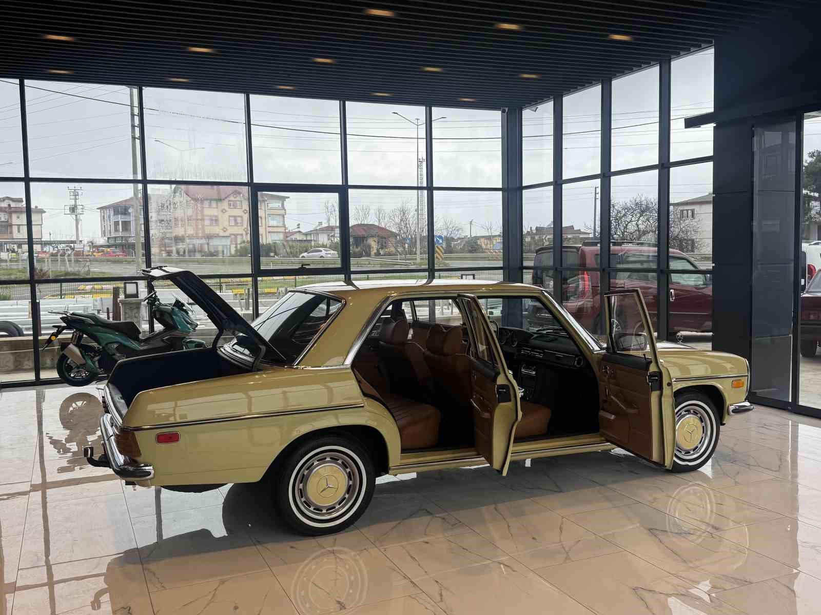 25 bin liraya aldı, 1 milyon lira harcadı: Ordulu klasik tutkunu yarım asırlık aracı fabrikadan çıktığı ilk günkü haline döndürdü
