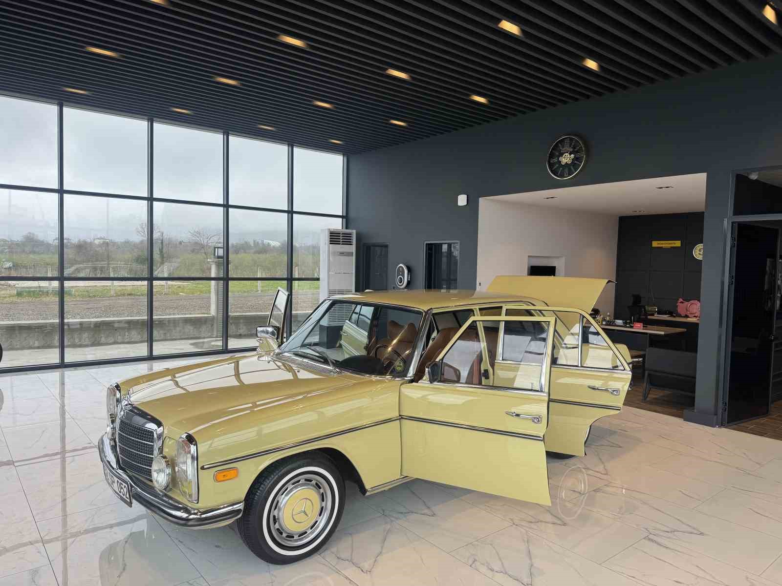 25 bin liraya aldı, 1 milyon lira harcadı: Ordulu klasik tutkunu yarım asırlık aracı fabrikadan çıktığı ilk günkü haline döndürdü
