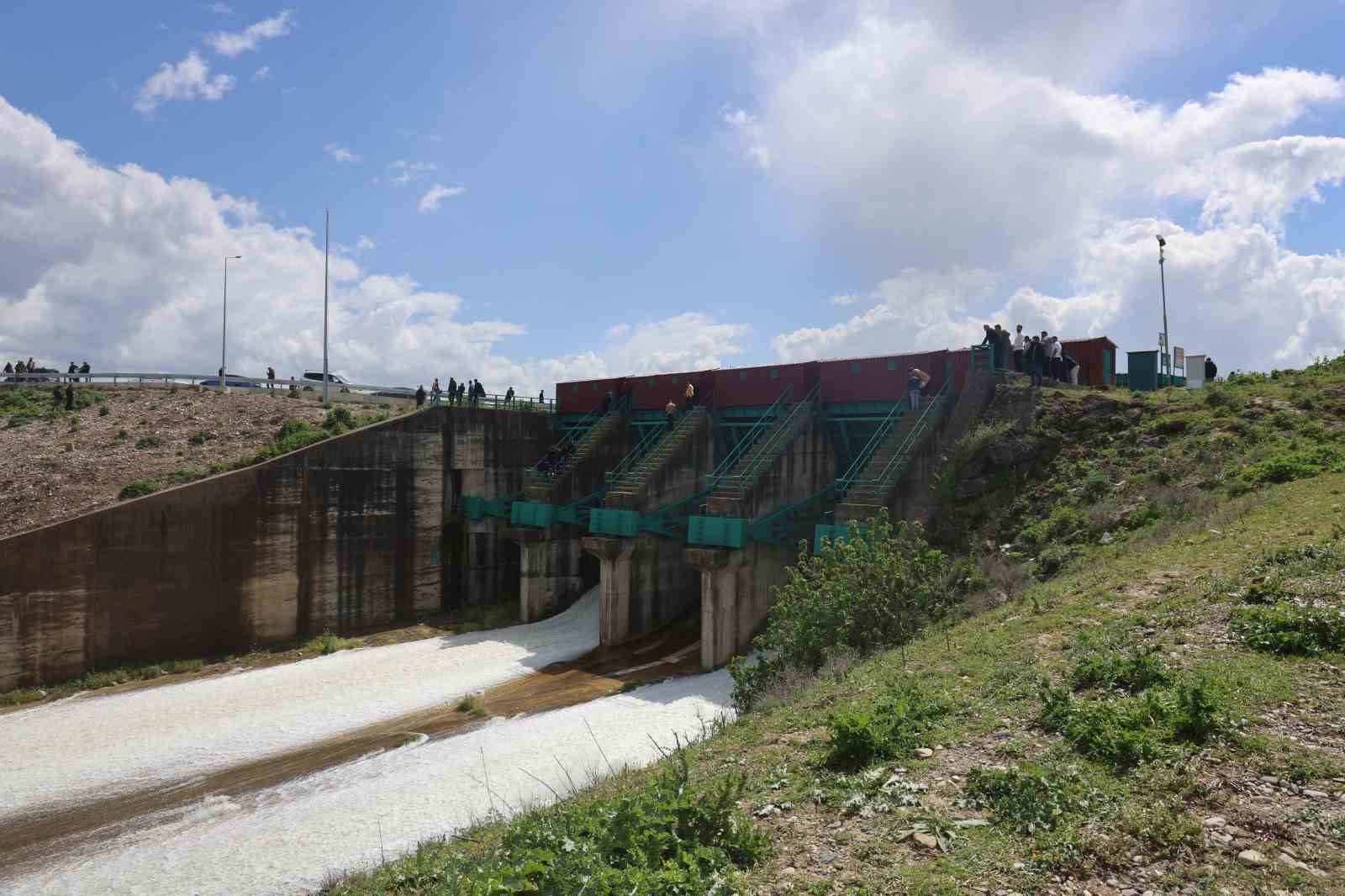 25 yıl sonra gerçekleşen tarihi anlara tanıklık etmek isteyen vatandaşlar, baraj kapaklarının açıldığı anları meraklı gözlerle izledi
