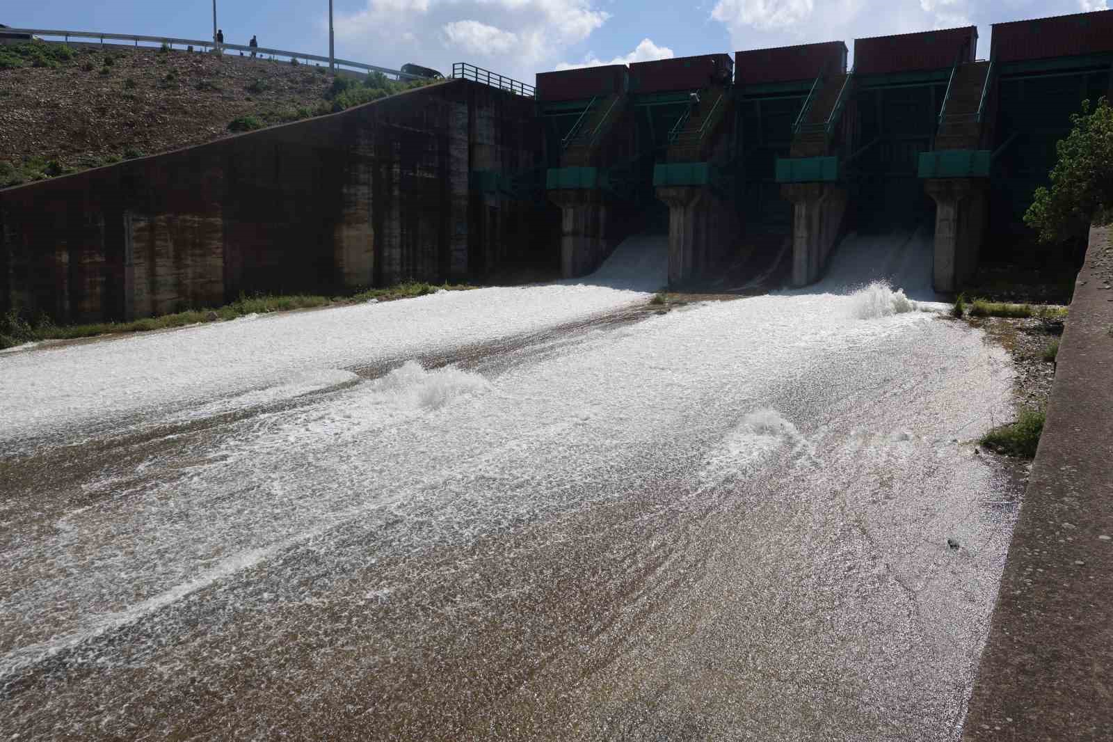 25 yıl sonra gerçekleşen tarihi anlara tanıklık etmek isteyen vatandaşlar, baraj kapaklarının açıldığı anları meraklı gözlerle izledi
