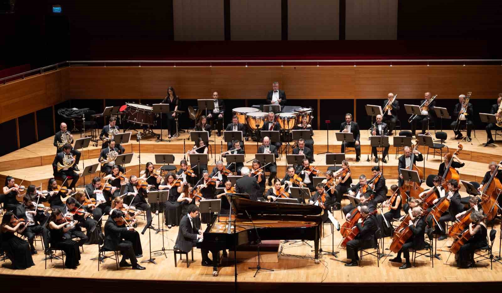 25. yıla notalarla görkemli kutlama
