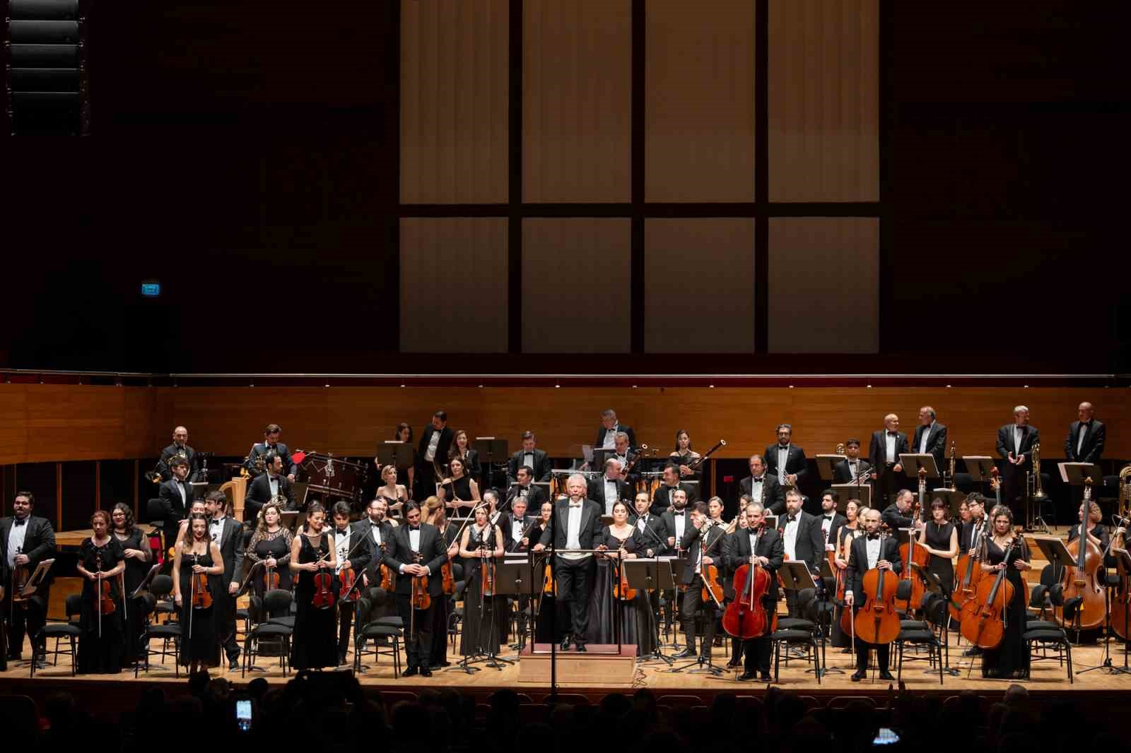 25. yıla notalarla görkemli kutlama
