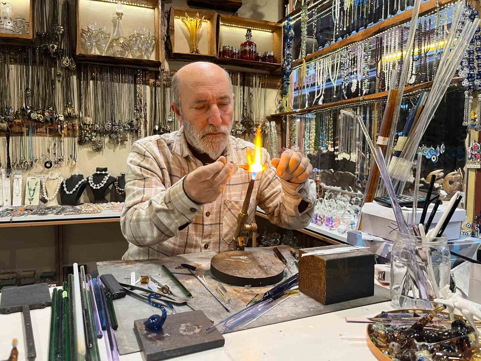 25 yıldır camlara üfleyerek şekil veriyor
