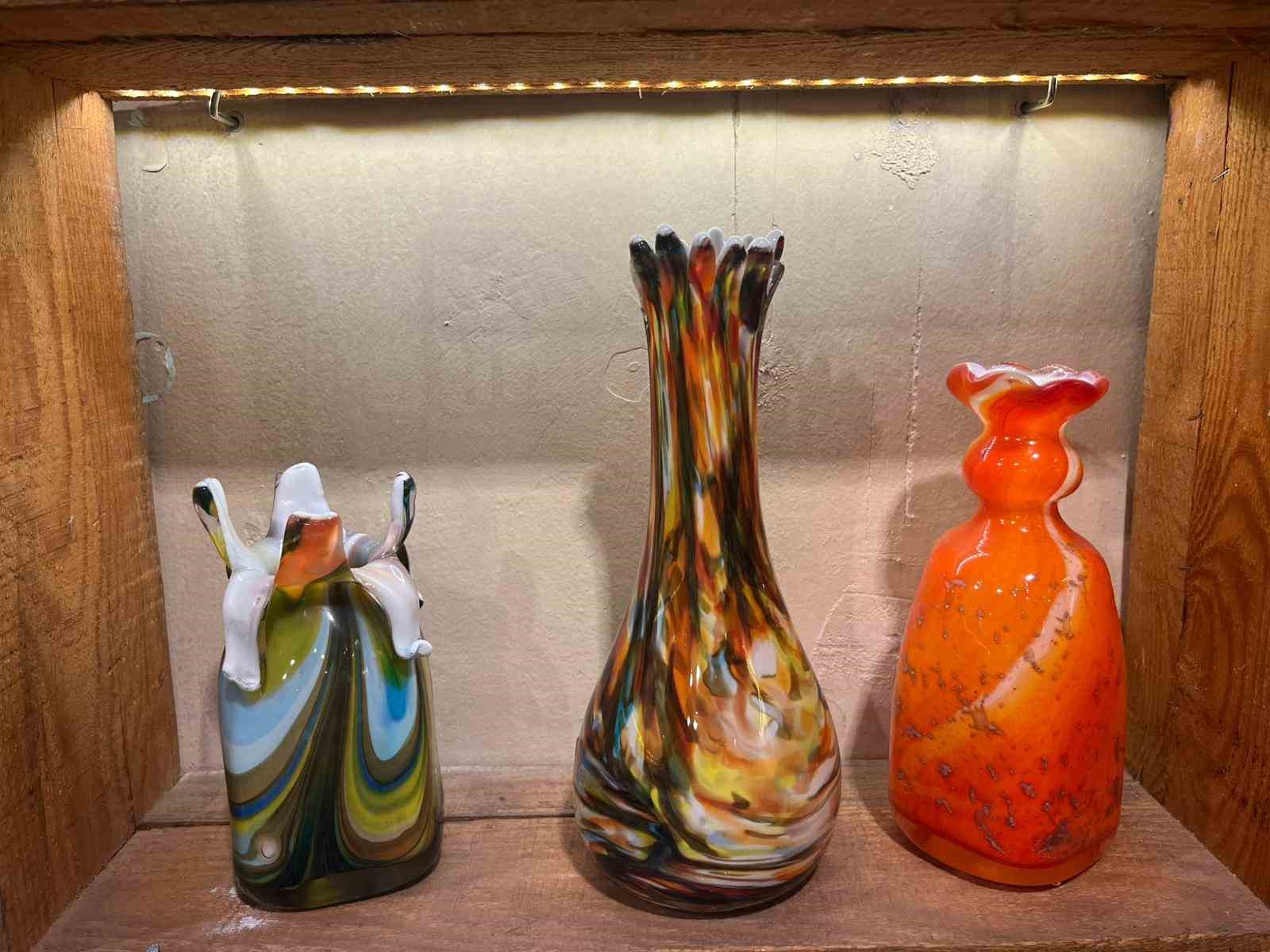 25 yıldır camlara üfleyerek şekil veriyor
