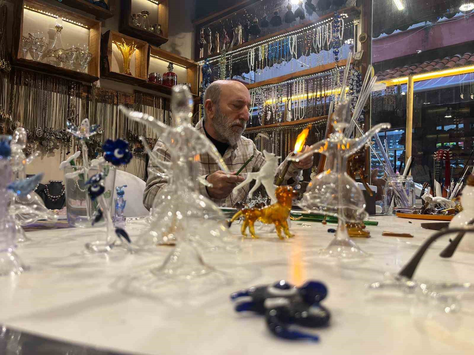 25 yıldır camlara üfleyerek şekil veriyor
