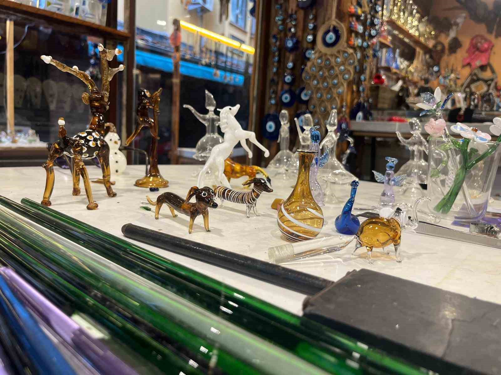 25 yıldır camlara üfleyerek şekil veriyor
