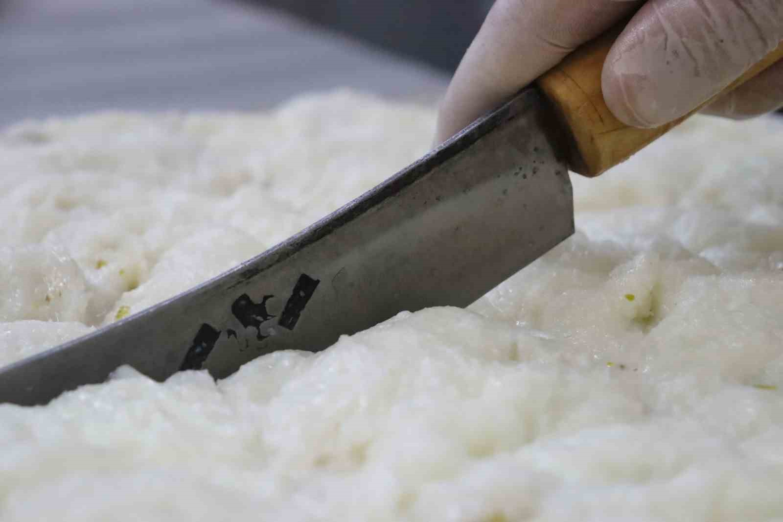 25 yıllık usta, tarihi Osmanlı’ya dayanan güllaçın püf noktalarını anlattı
