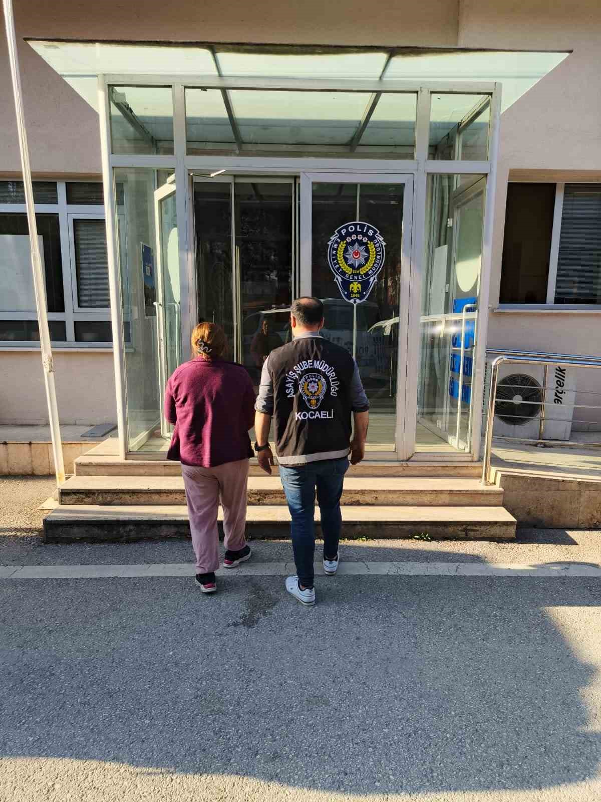 26 yıl hapis cezası bulunan kadın, duvarı delip oluşturduğu gizli bölmede yakalandı
