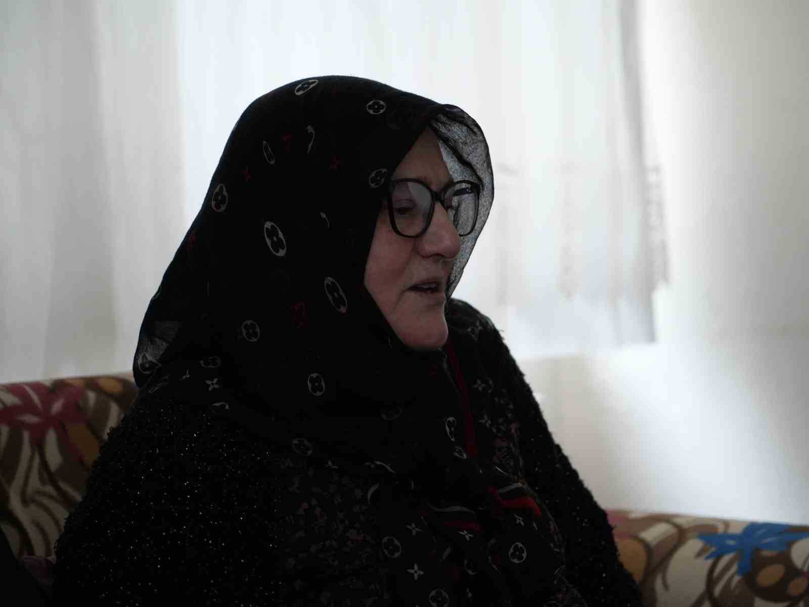 28 Şubat’ta başörtüsü sebebiyle mesleğini bırakmak zorunda kalan emekli öğretmen o karanlık günleri anlattı
28 Şubat’ta başörtüsü sebebiyle mesleğini bırakmak zorunda kalan emekli öğretmen o karanlık günleri anlattı