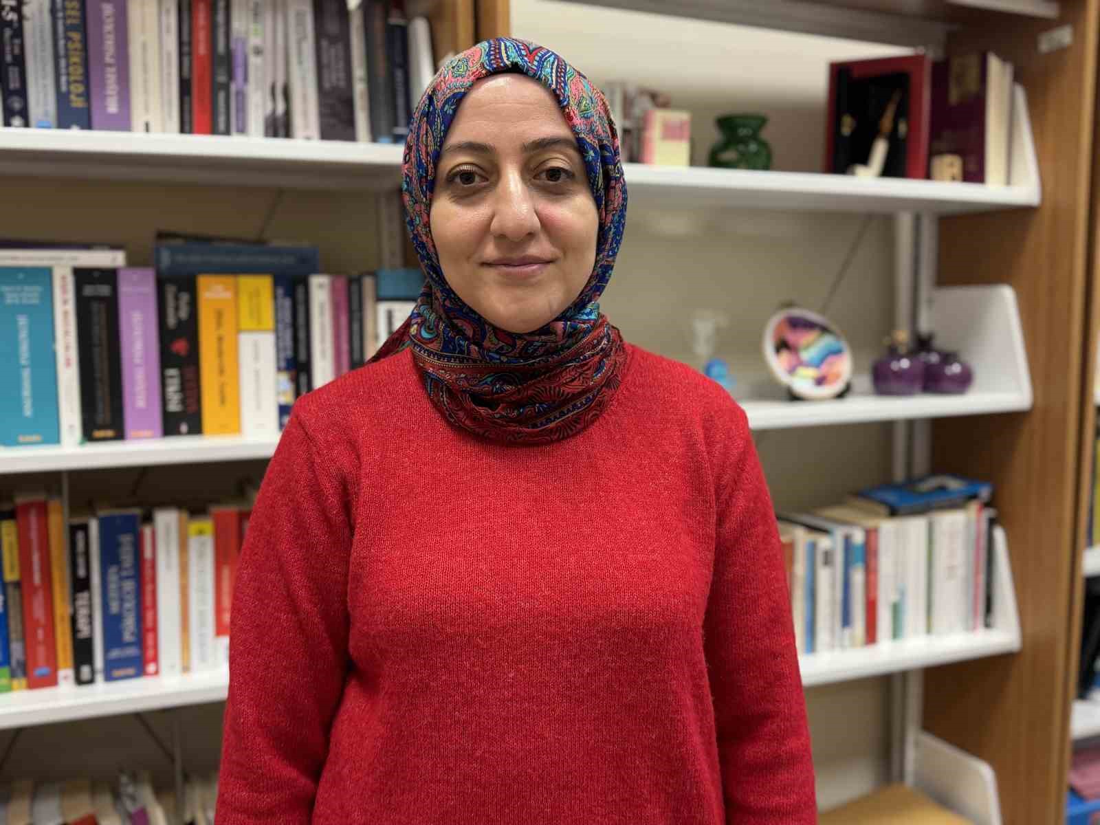 28 Şubatta başörtüsü yasağı nedeni ile Kıbrıs’a gidip üniversite okudu, bugün üniversitede ders veriyor
