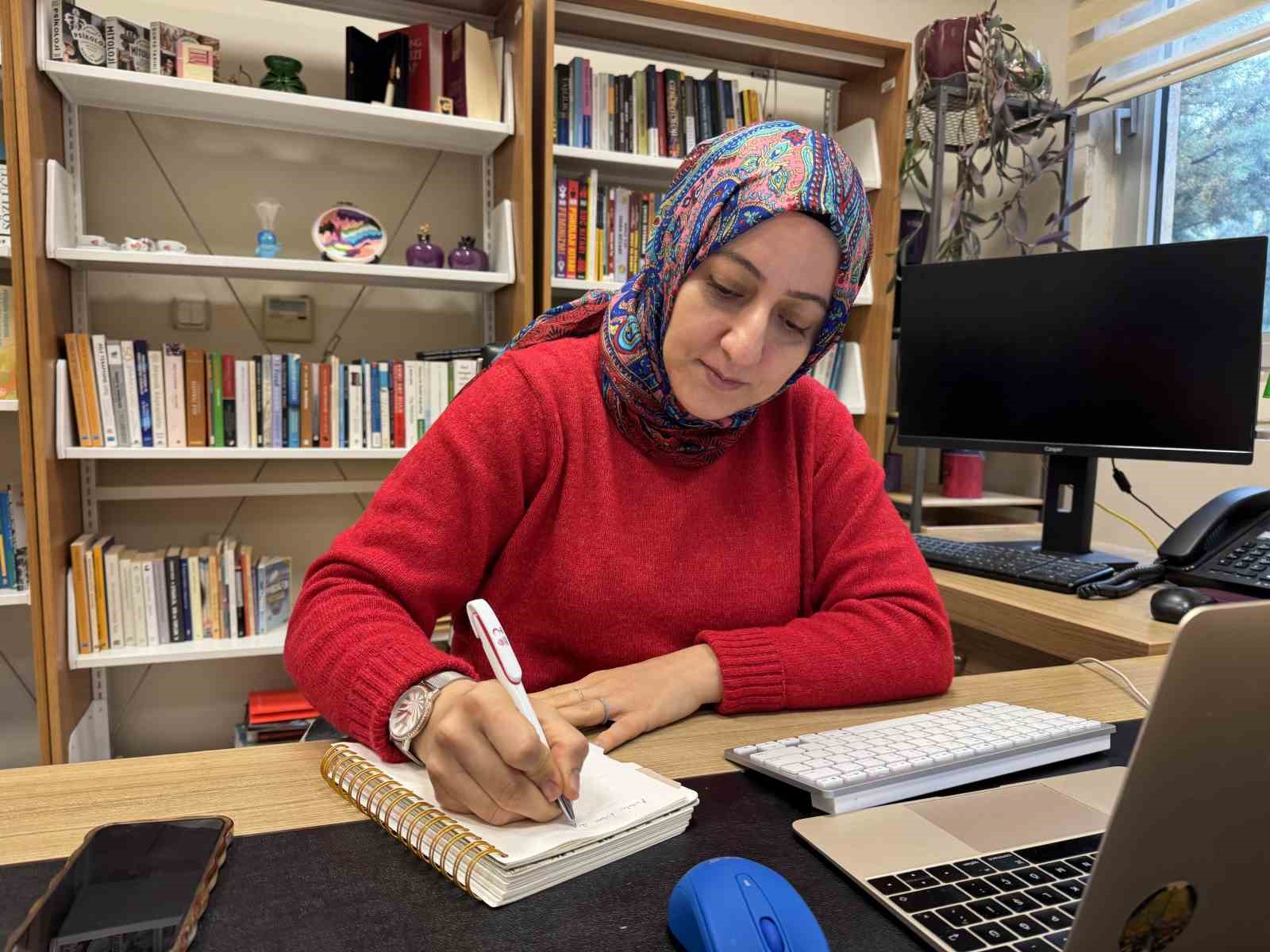 28 Şubatta başörtüsü yasağı nedeni ile Kıbrıs’a gidip üniversite okudu, bugün üniversitede ders veriyor
