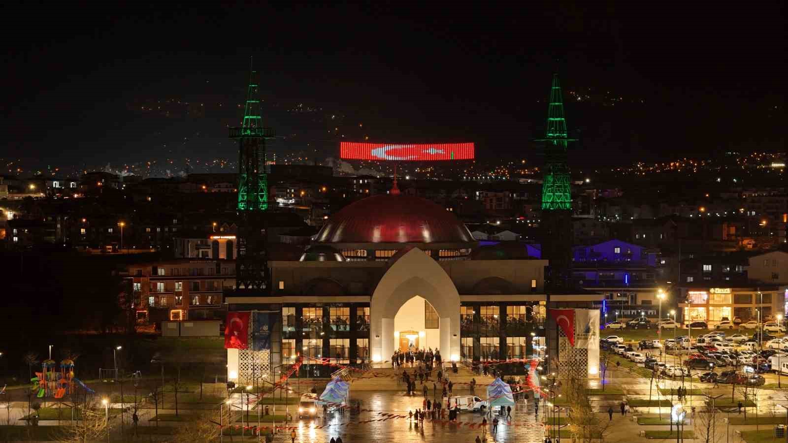 3 bin kişilik cami ilk teravihle hizmete girdi
