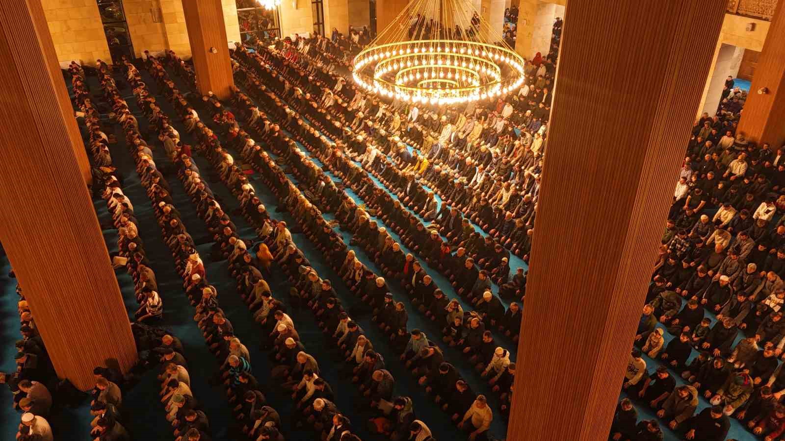 3 bin kişilik cami ilk teravihle hizmete girdi
