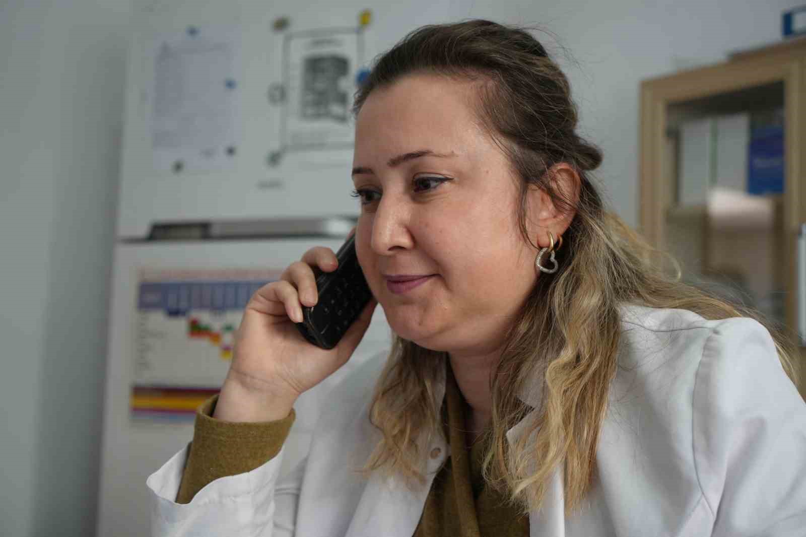 3 bin kişiyi arayarak kanser taramasına ikna eden ebenin azmi
3 bin kişiyi arayarak kanser taramasına ikna eden ebenin azmi