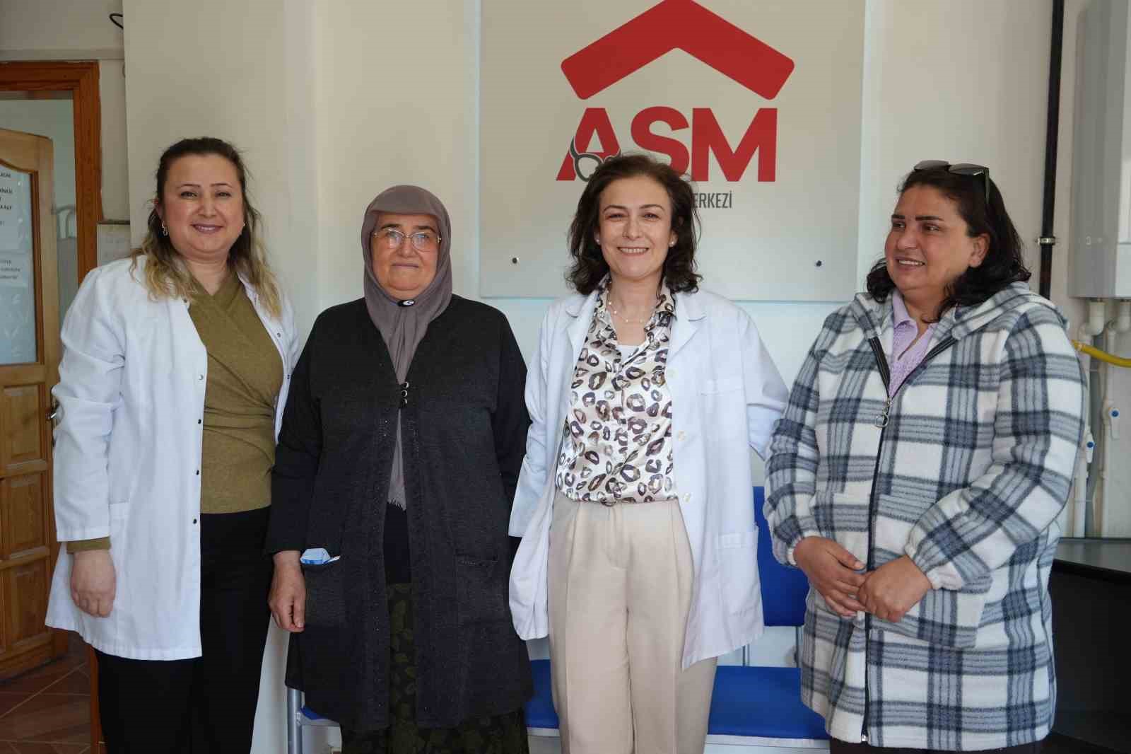 3 bin kişiyi arayarak kanser taramasına ikna eden ebenin azmi
3 bin kişiyi arayarak kanser taramasına ikna eden ebenin azmi