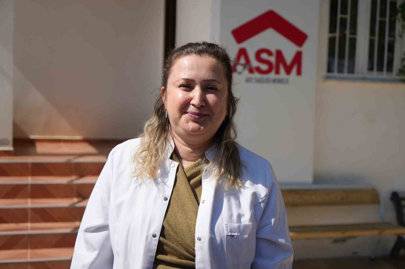 3 bin kişiyi arayarak kanser taramasına ikna eden ebenin azmi
3 bin kişiyi arayarak kanser taramasına ikna eden ebenin azmi