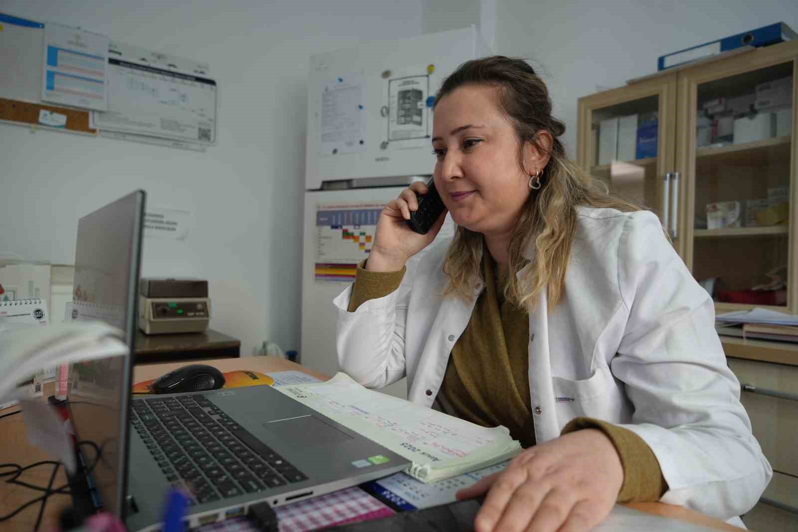 3 bin kişiyi arayarak kanser taramasına ikna eden ebenin azmi
3 bin kişiyi arayarak kanser taramasına ikna eden ebenin azmi