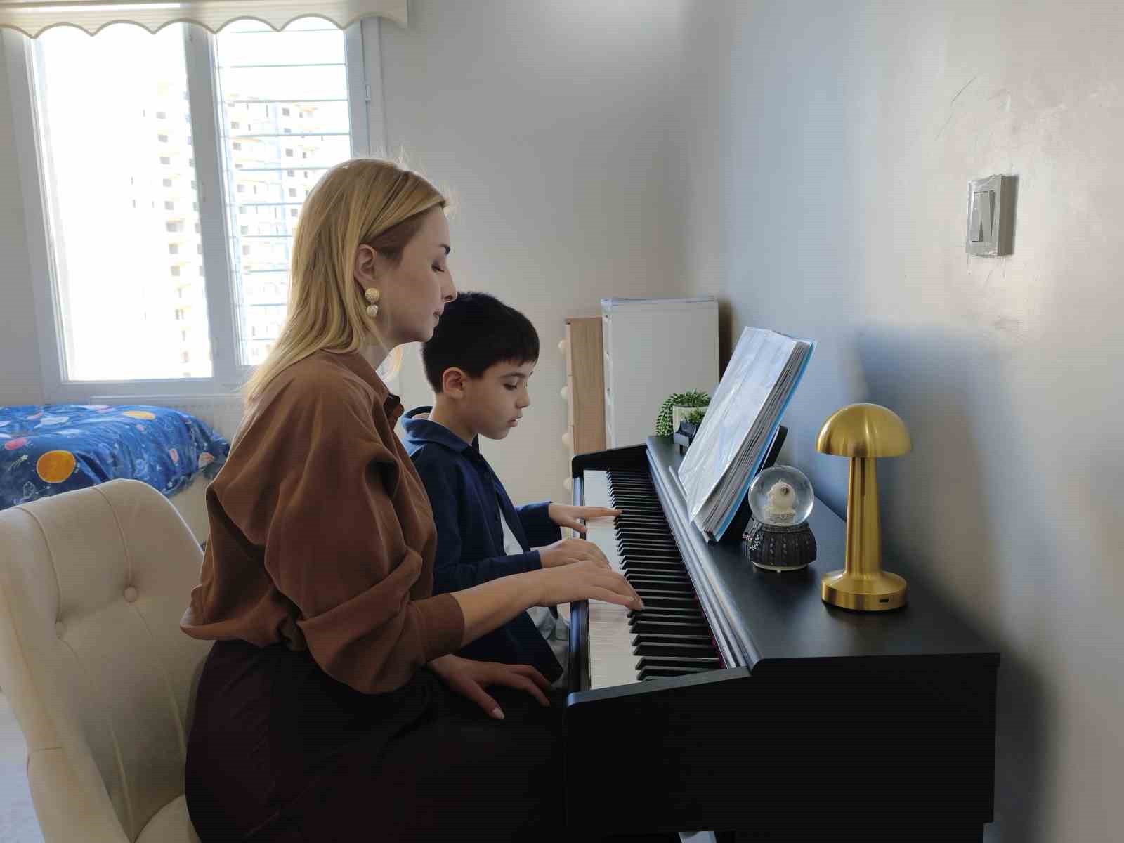 3 buçuk yaşında piyano çalmaya başladı, 8 yaşında satrançta 3 şampiyonluk yaşadı
