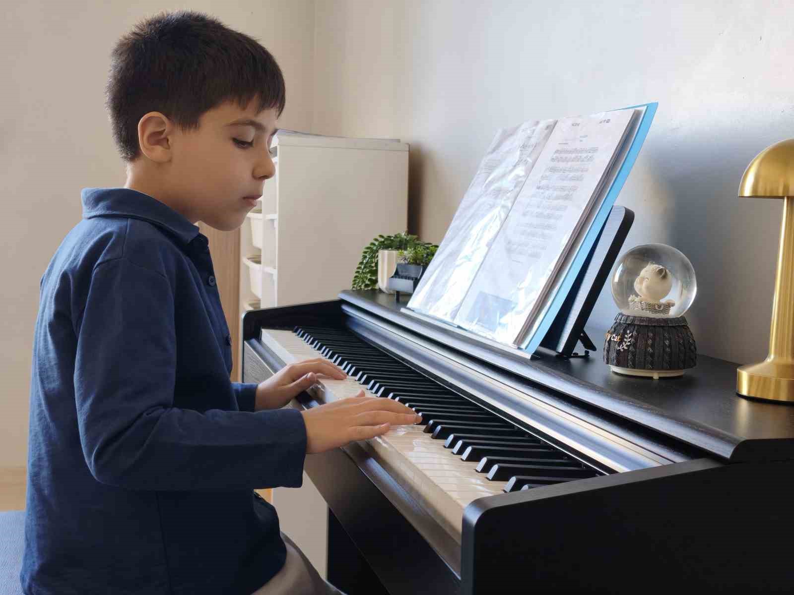 3 buçuk yaşında piyano çalmaya başladı, 8 yaşında satrançta 3 şampiyonluk yaşadı
