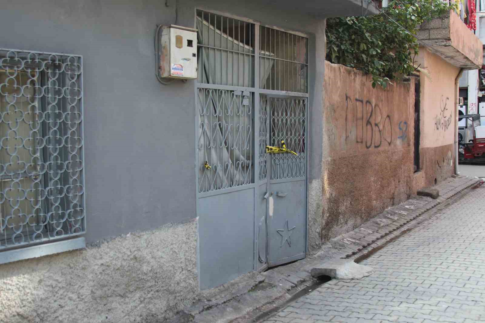 3 çocuk annesi eşini bıçaklayarak öldürdü, başında ağlayıp teslim oldu
