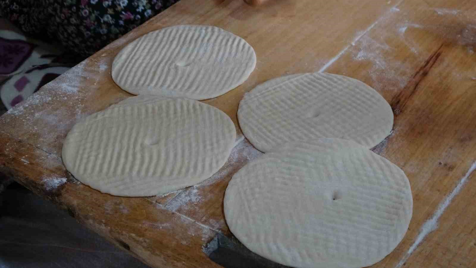 3 çocuk annesi kadın ürettiği ekmeklerle aile bütçesine katkı sağlıyor
