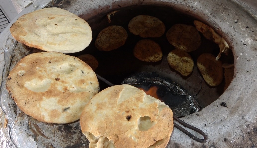 3 çocuk annesi kadın ürettiği ekmeklerle aile bütçesine katkı sağlıyor
