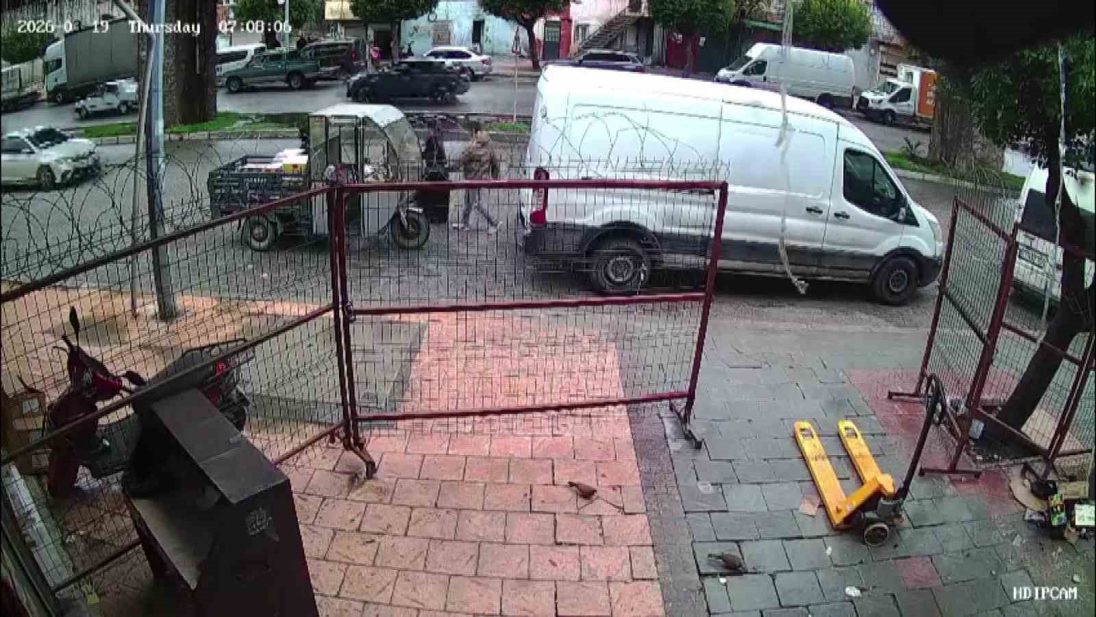 3 kadının telefonunu yankesicilik yöntemiyle çaldı, ifadesi şaşkına çevirdi: "Dayanamayıp çalıyorum"
