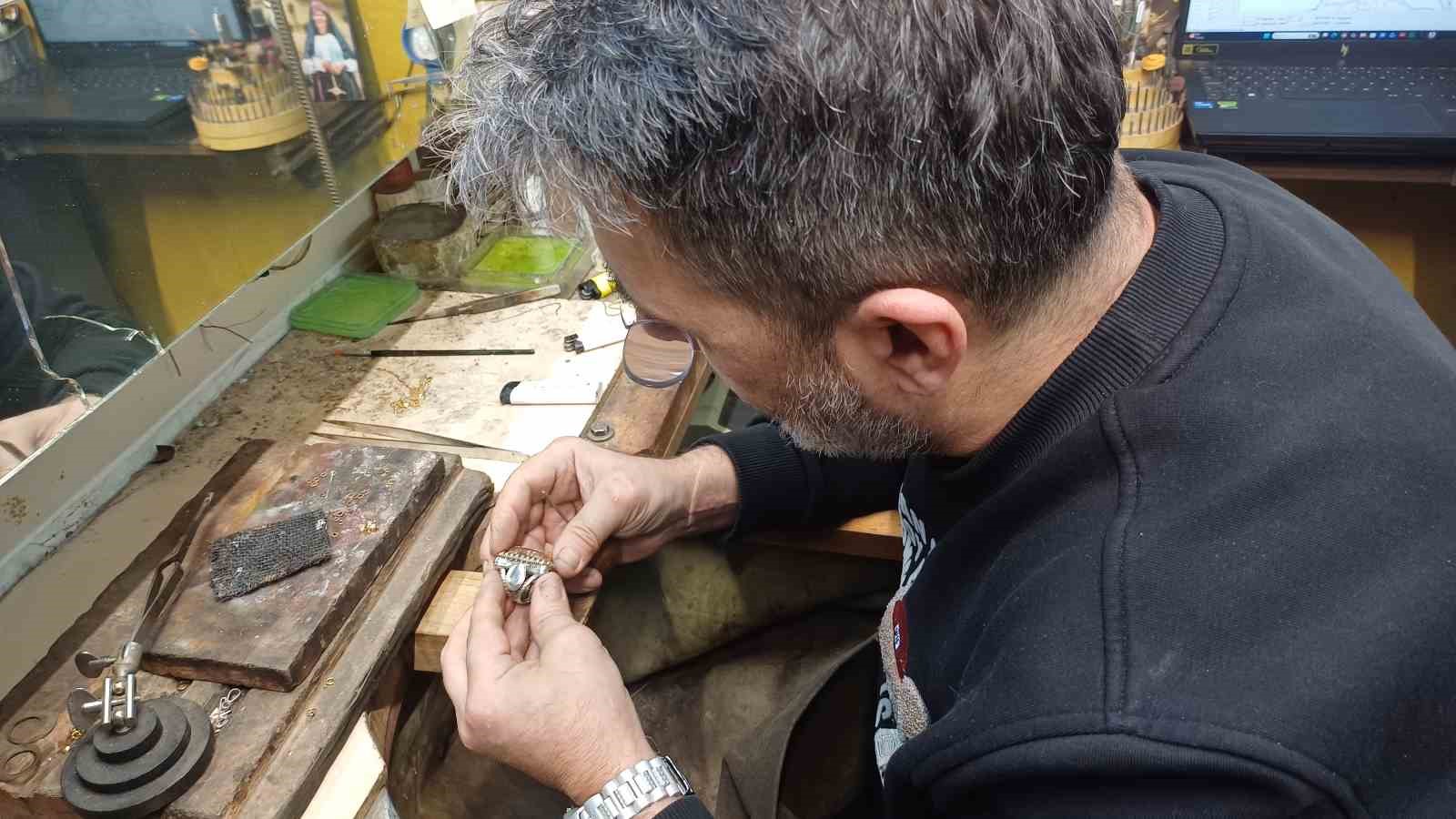3 metrekarelik dükkanda 40 yıldır kuyum ustalığı yapıyor
