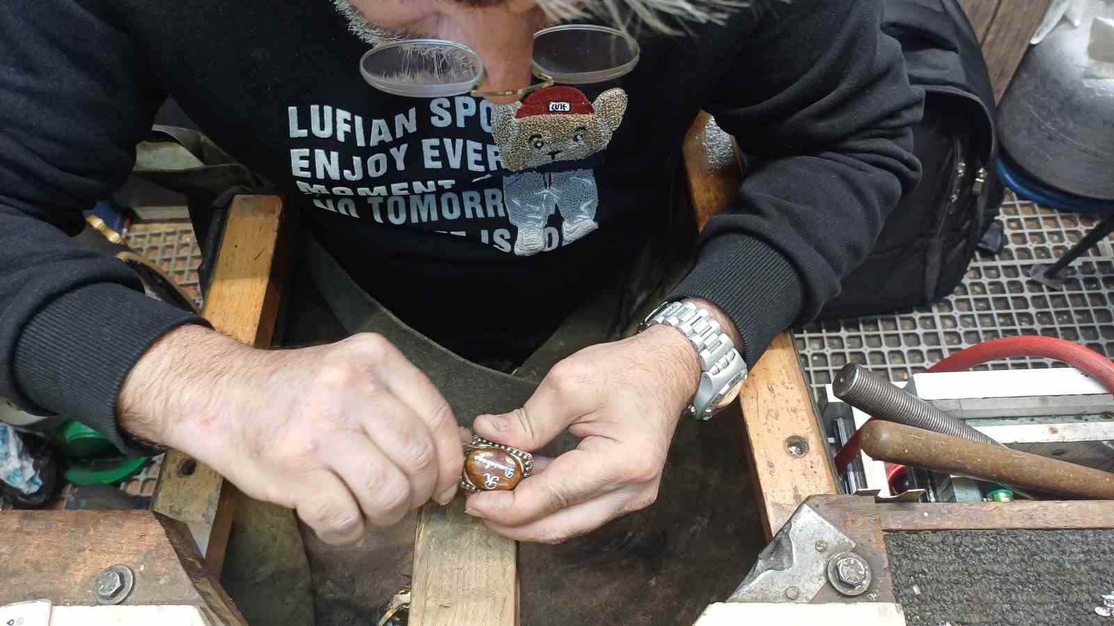 3 metrekarelik dükkanda 40 yıldır kuyum ustalığı yapıyor
