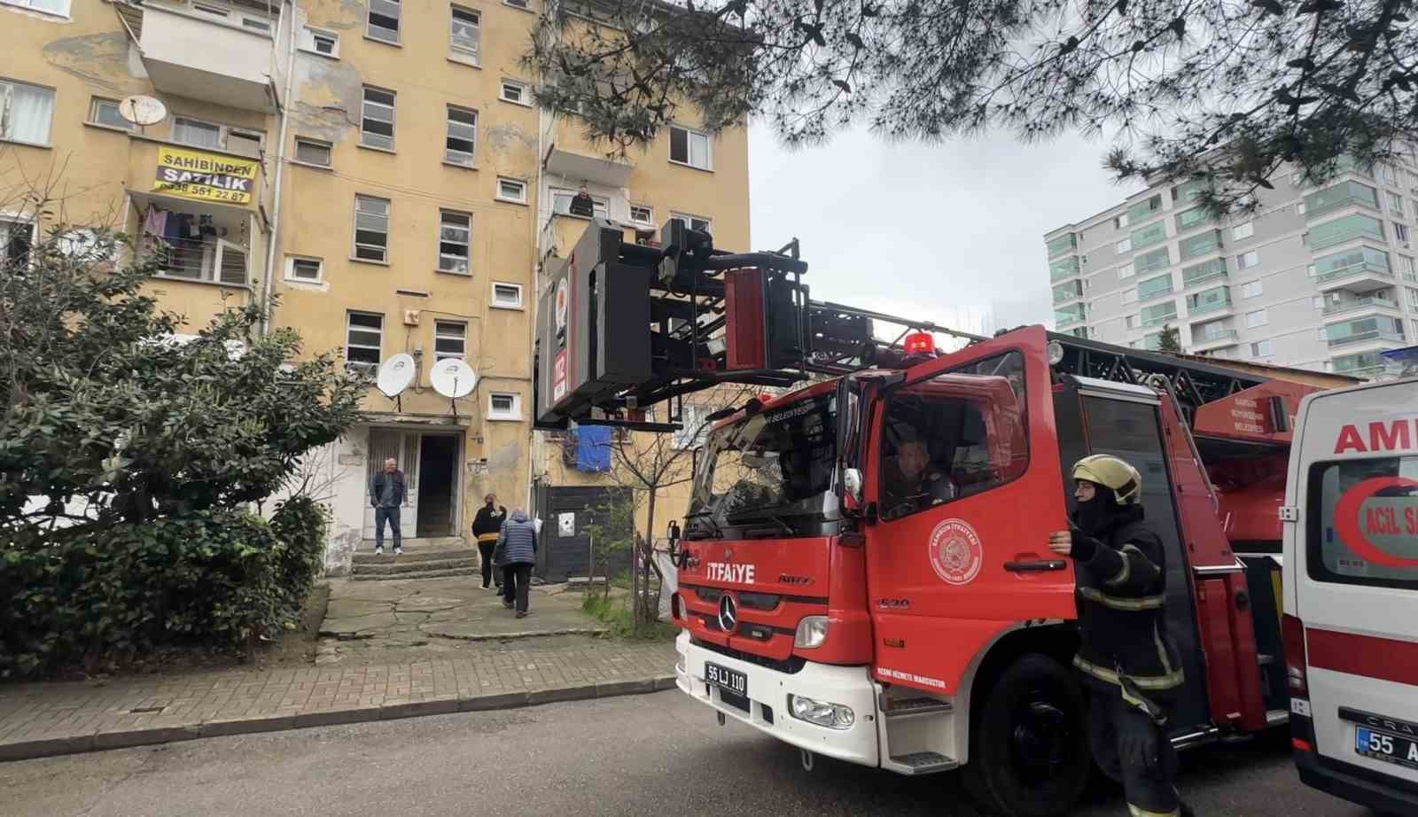 3 yaşındaki çocuğun yaktığı battaniye yangına yol açtı: 3 kişi dumandan etkilendi
