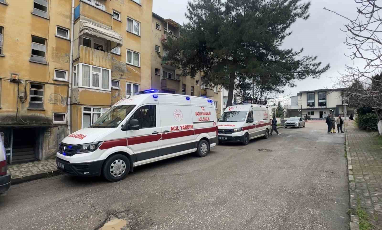 3 yaşındaki çocuğun yaktığı battaniye yangına yol açtı: 3 kişi dumandan etkilendi
