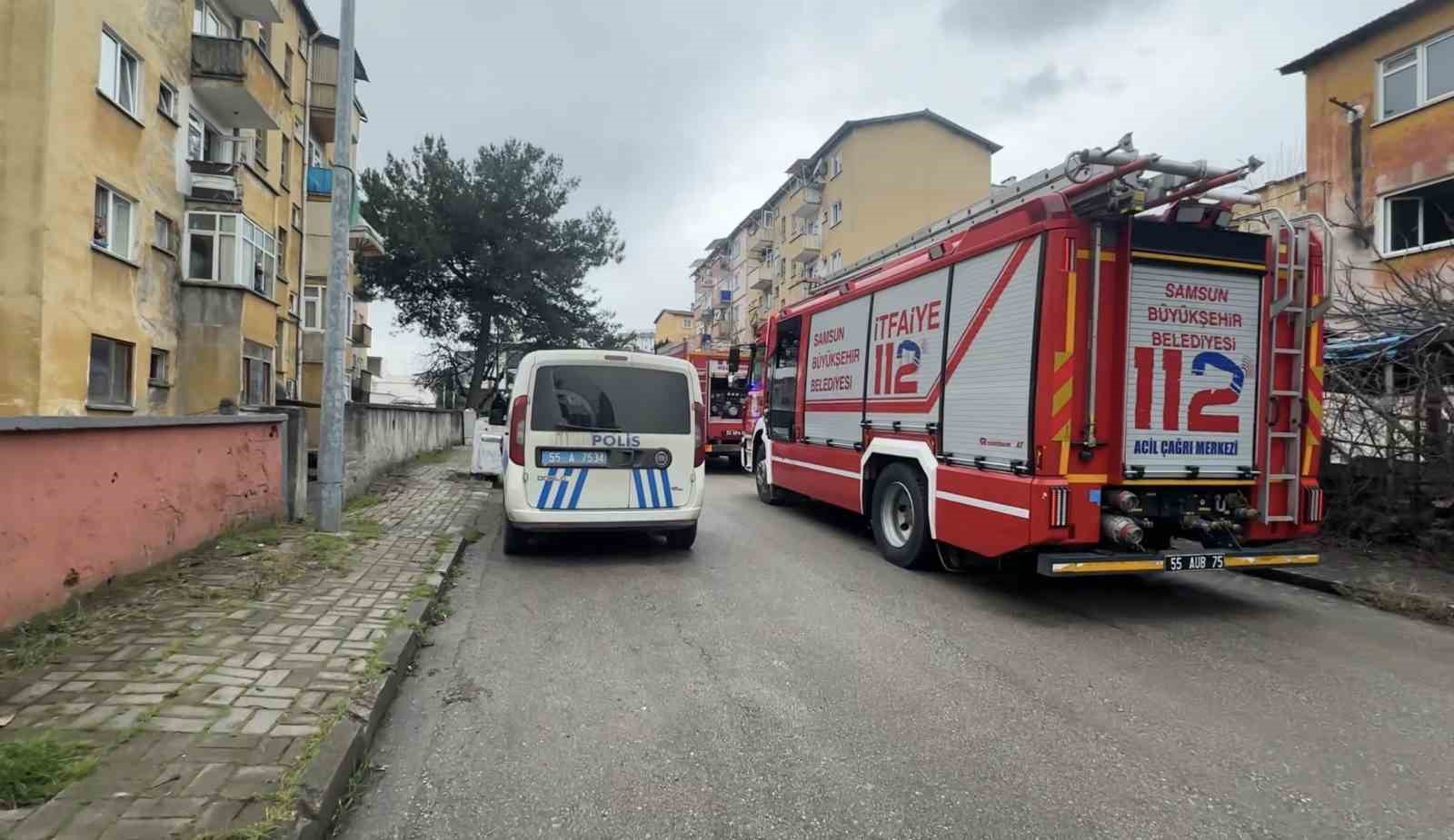 3 yaşındaki çocuğun yaktığı battaniye yangına yol açtı: 3 kişi dumandan etkilendi
