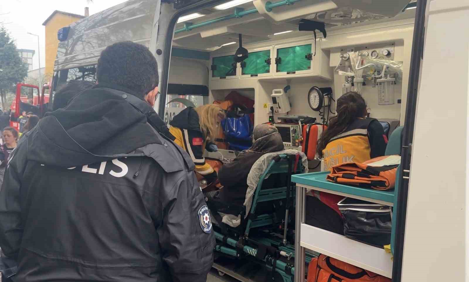 3 yaşındaki çocuğun yaktığı battaniye yangına yol açtı: 3 kişi dumandan etkilendi
