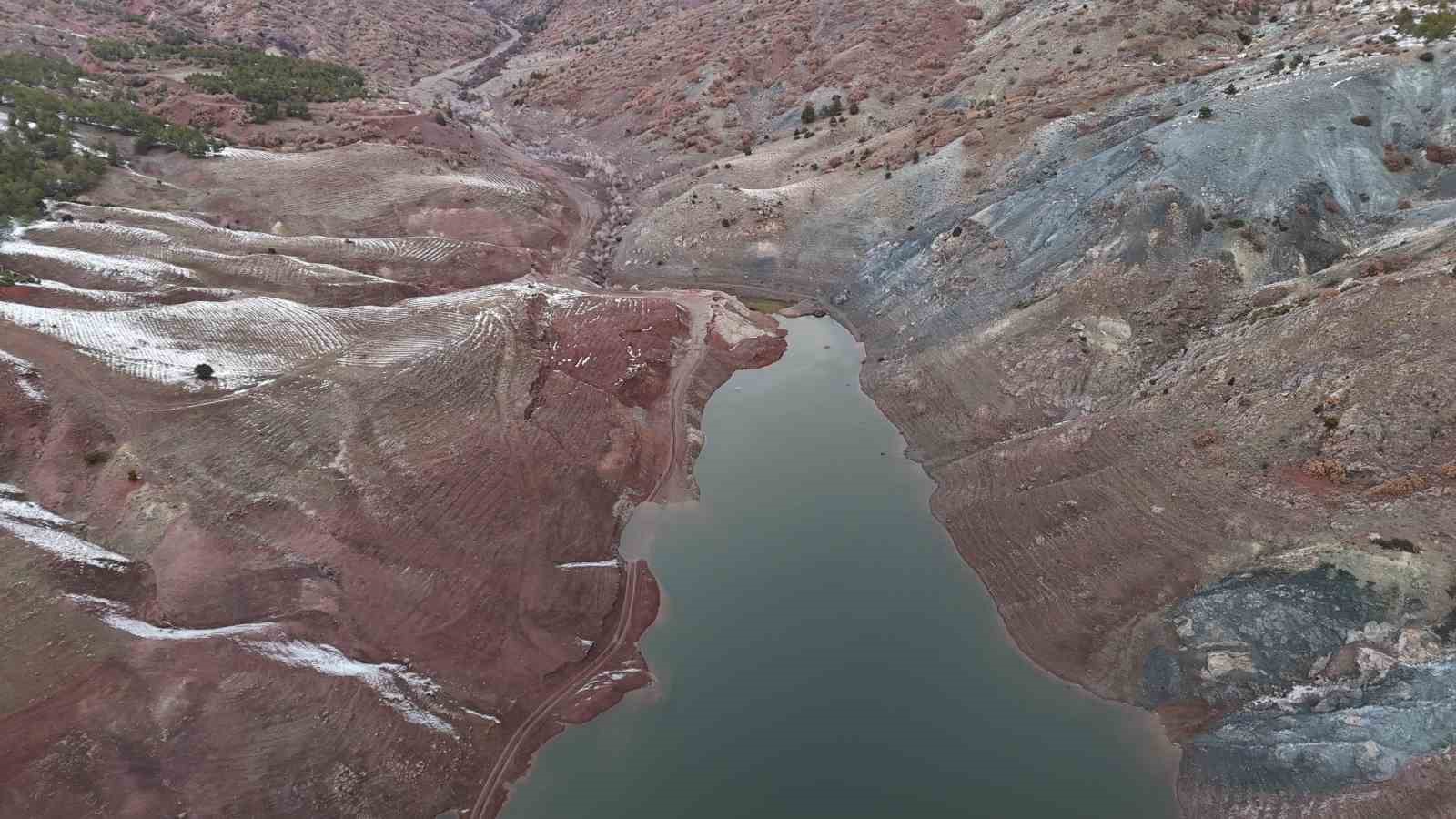 3 yıl önce açılan barajdaki su bitme noktasına geldi
