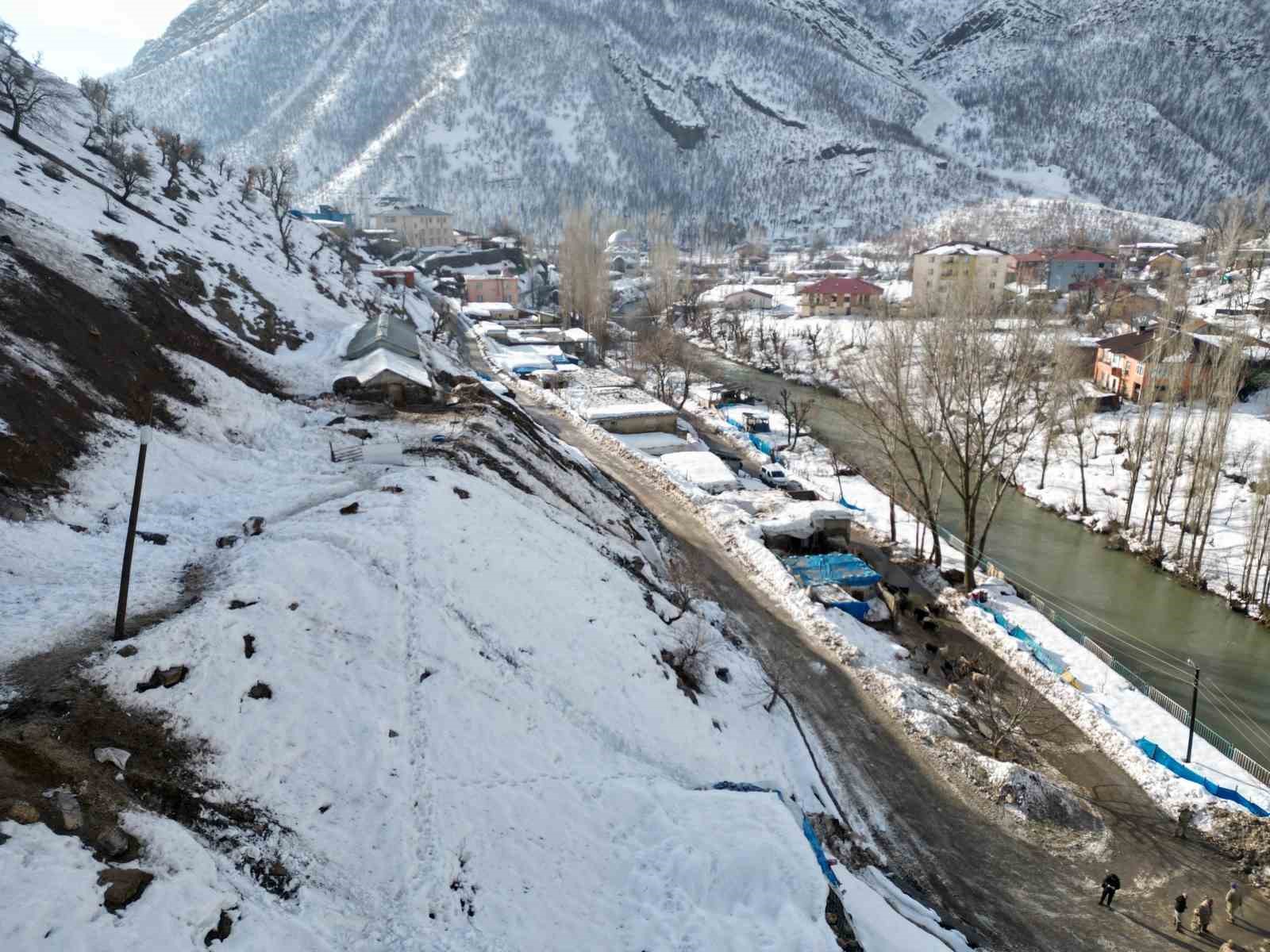 30 keçinin telef olduğu kayaların düştüğü bölge gündüz görüntülendi
