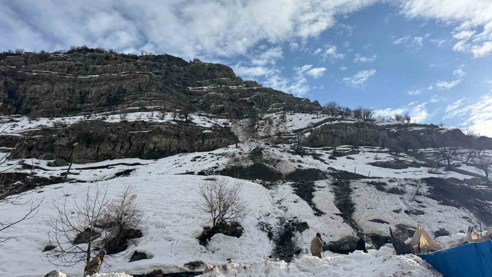 30 keçinin telef olduğu kayaların düştüğü bölge gündüz görüntülendi
