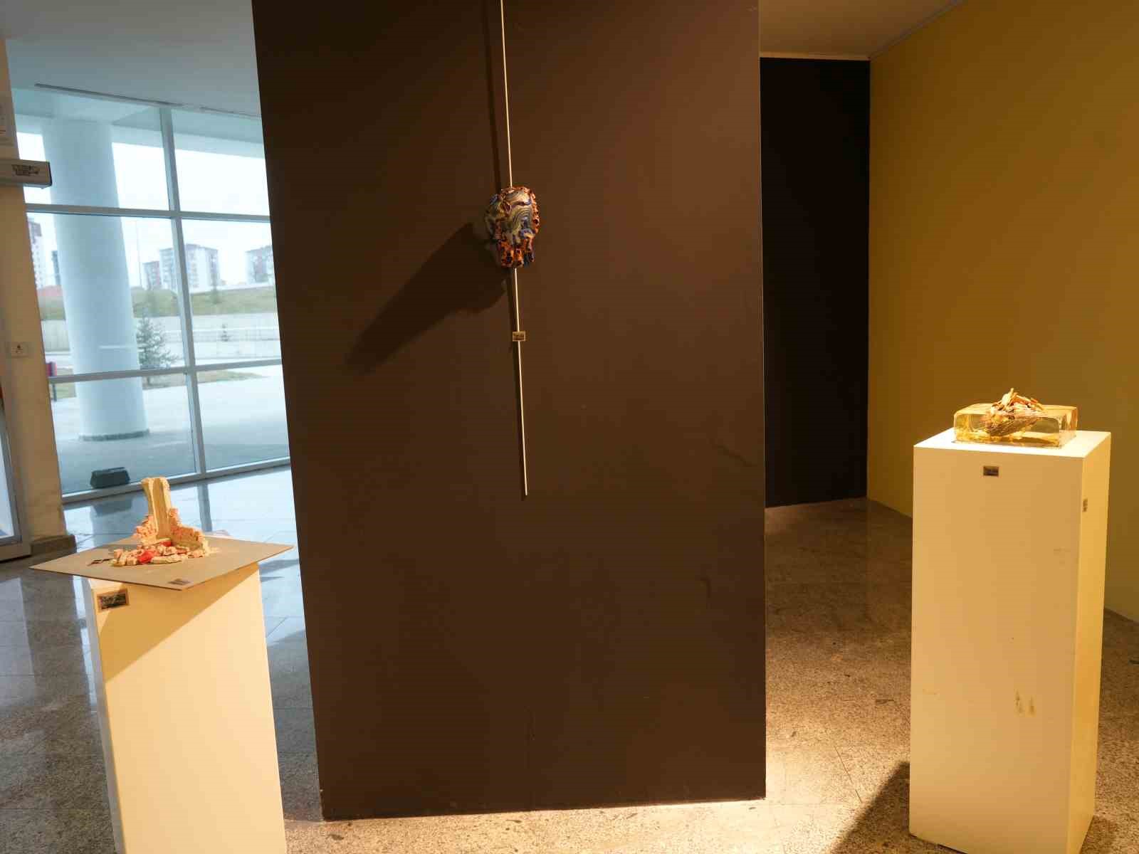 30 ülkeden 350 sanatçı posta sanatıyla "asrın felaketi"ni anlattı
