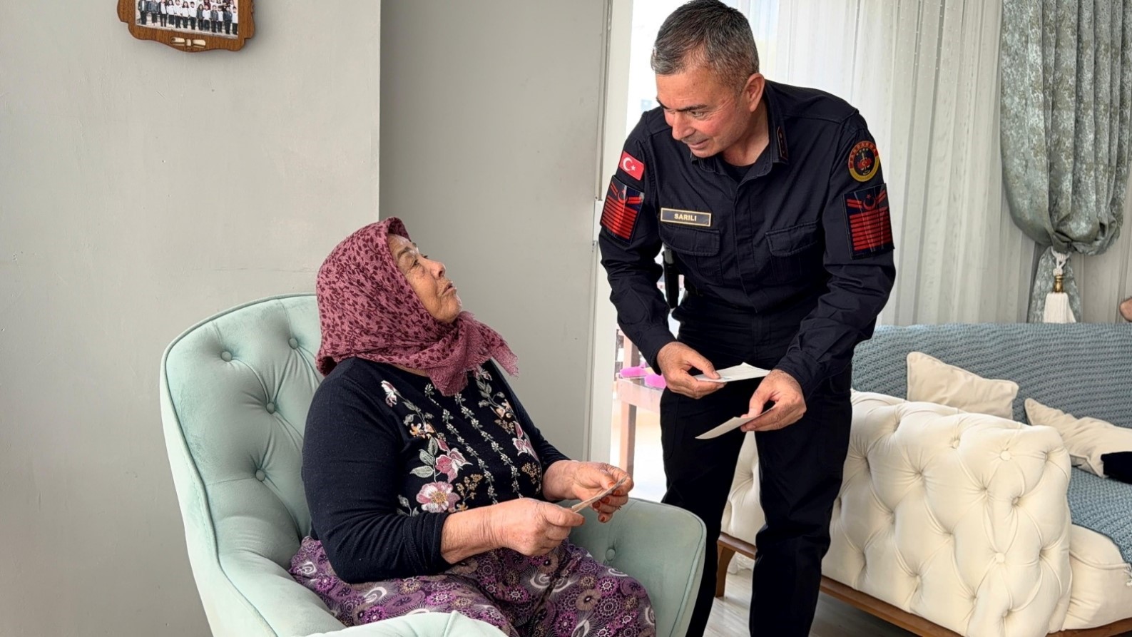30 yıl önce şehit olan askerin silah arkadaşından şehit annesine duygulandıran ziyaret

