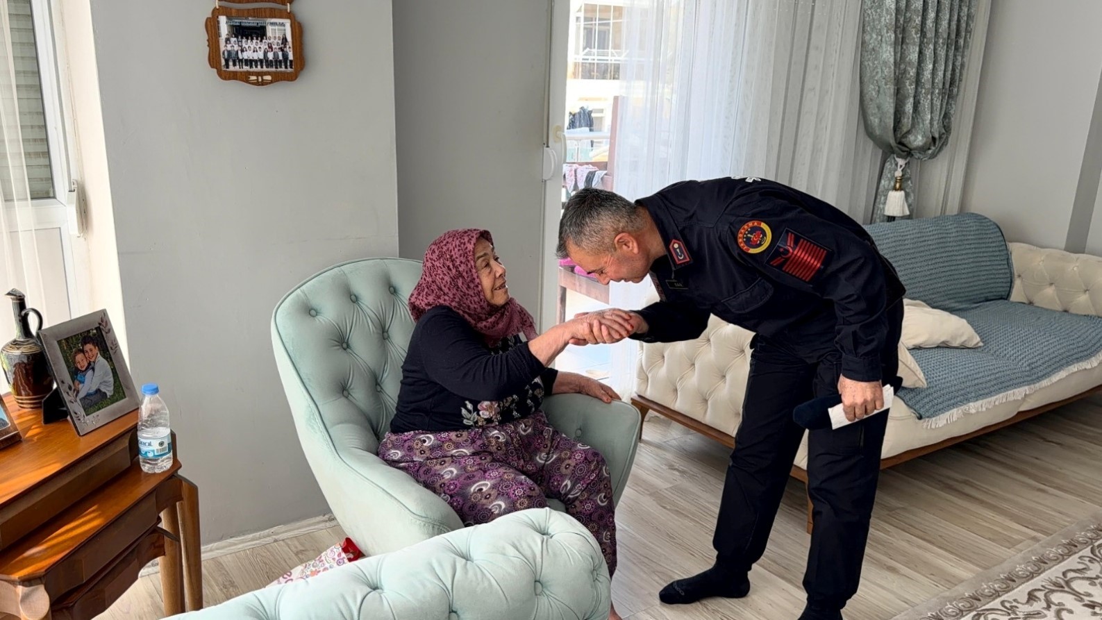 30 yıl önce şehit olan askerin silah arkadaşından şehit annesine duygulandıran ziyaret
