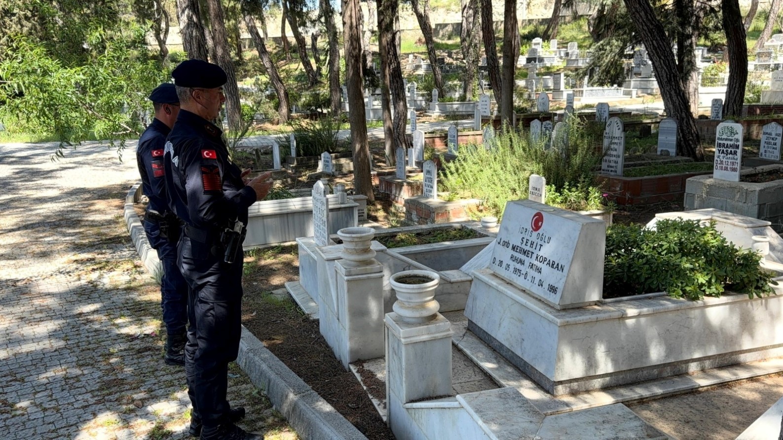 30 yıl önce şehit olan askerin silah arkadaşından şehit annesine duygulandıran ziyaret
